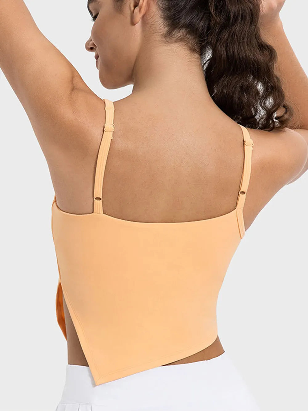 Camiseta deportiva negra con cuello asimétrico